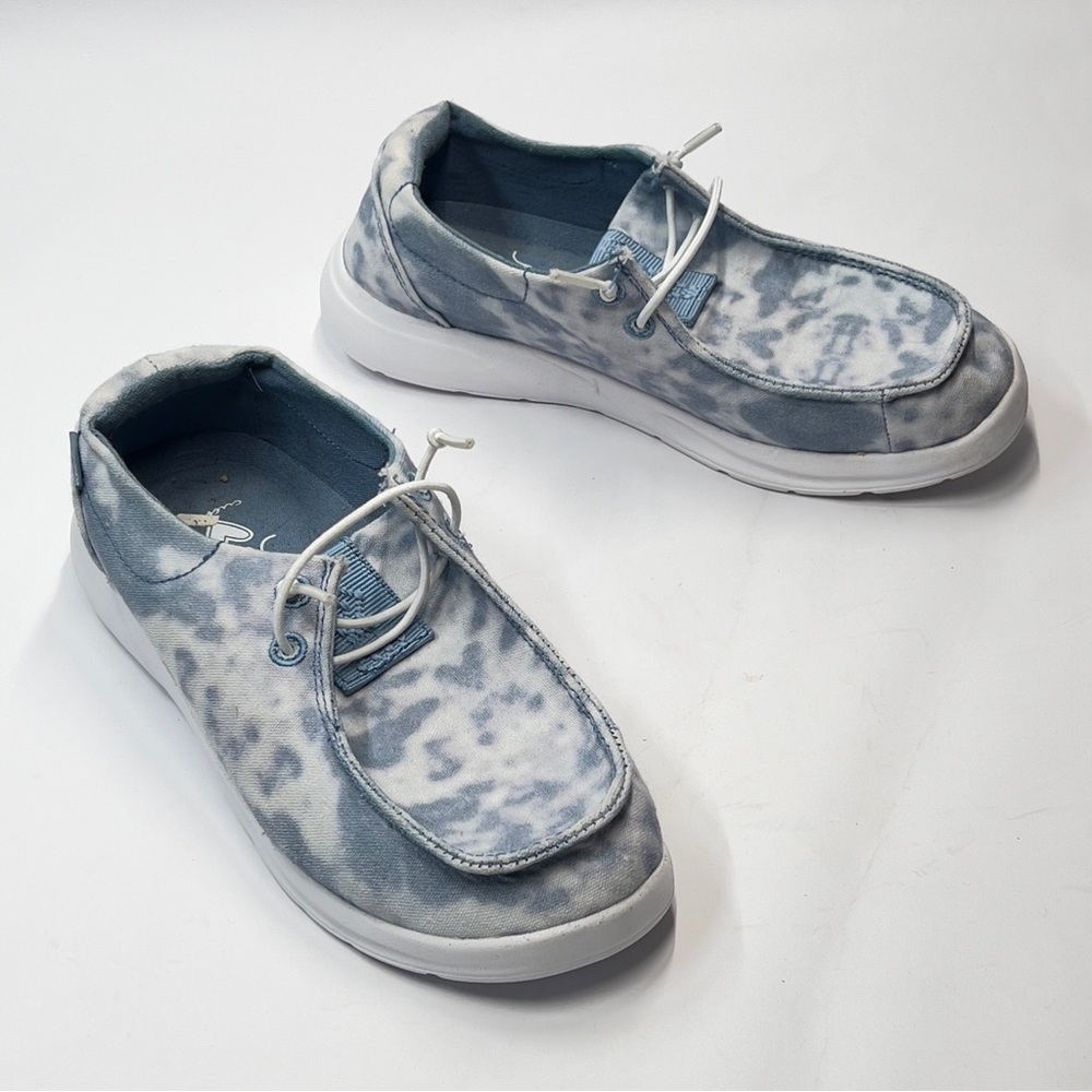 REEF Womens Size 5 blue and white swirl Slip On Like new Shoes